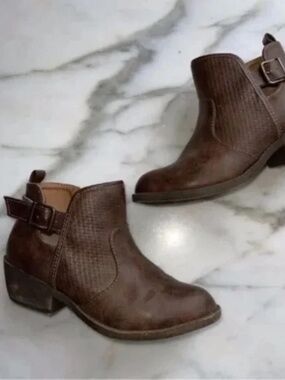 Jellypop Women's Sarin Brown Ankle Booties